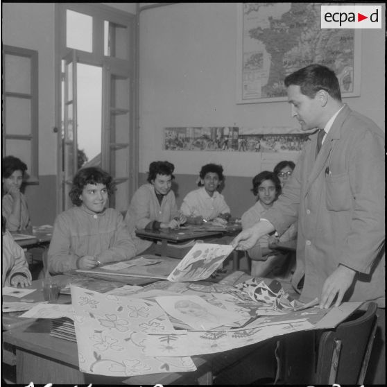 Alger. Ecole de jeunes sourds. Cours de peinture.