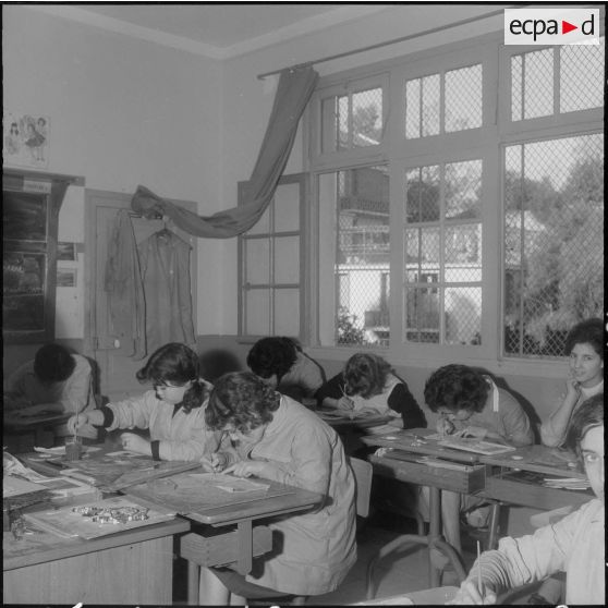 Alger. Ecole de jeunes sourds. Cours de peinture.