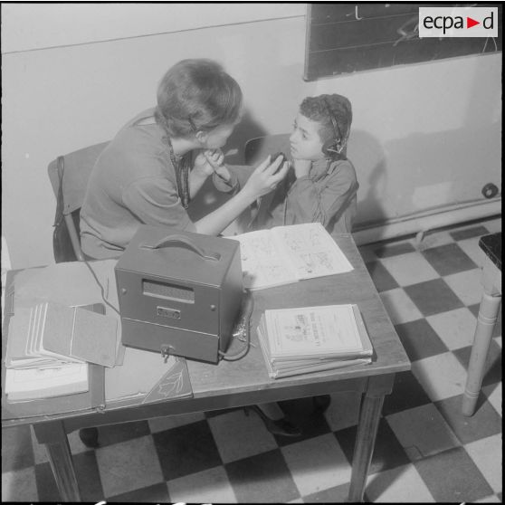 Alger. Ecole de jeunes sourds. Classe de démutisation avec apareil amplificateur.