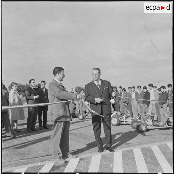 Aïn Temouchent. Inauguration d'une piste de karting. Monsieur le maire Orsero inaugure la piste.