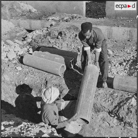 Aïn Temouchent. Pose d'une conduite d'eau.
