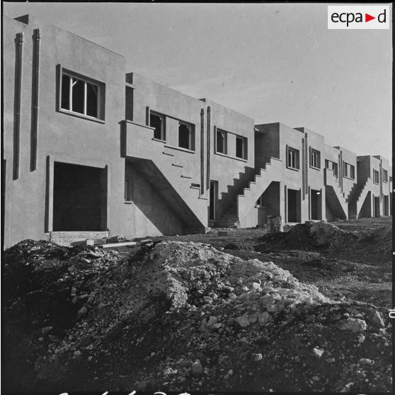 Aïn Temouchent. Les maisonnettes à 20 000 nouveaux francs, quatre pièces plus le garage.