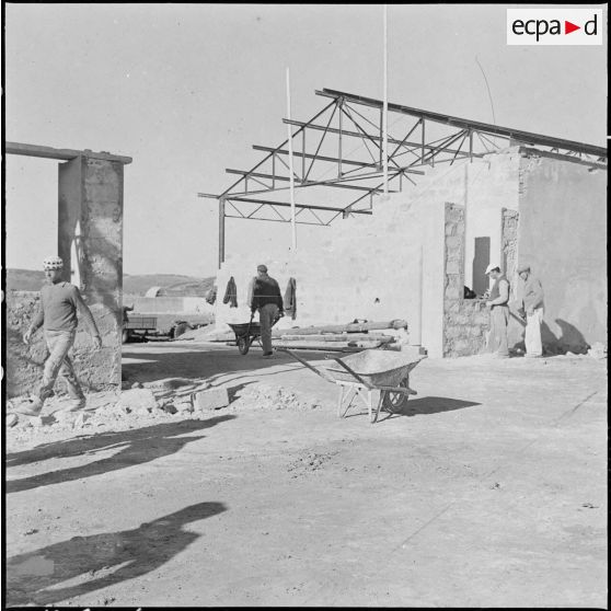 Chantiers de la Défense et Restauration des sols (DRS). Construction de la ferme du Magra en vue de l'exploitation future.