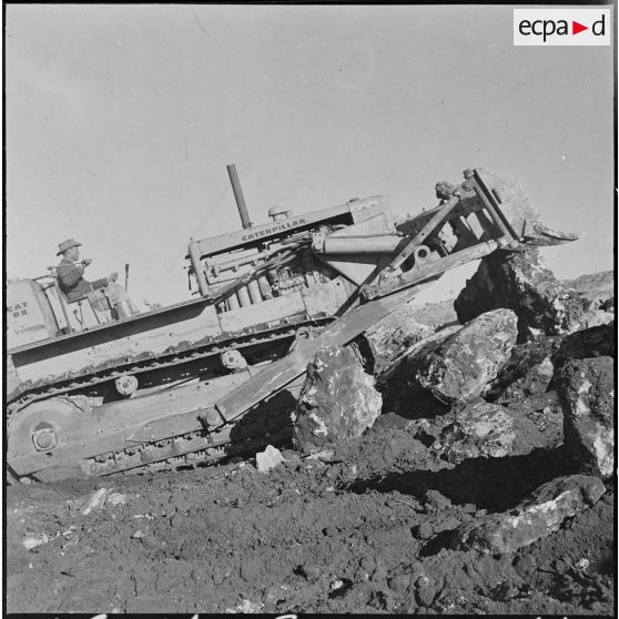 Chantiers de la Défense et Restauration des sols (DRS). Un engin Caterpillar en action qui s'attaque à la couche de teuf.