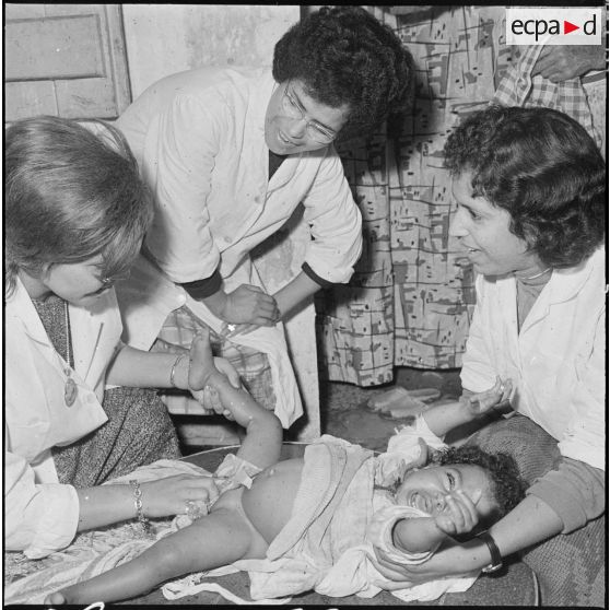 Les équipes médico-sociales itinérantes (EMSI) montrent comment soigner ce bébé.