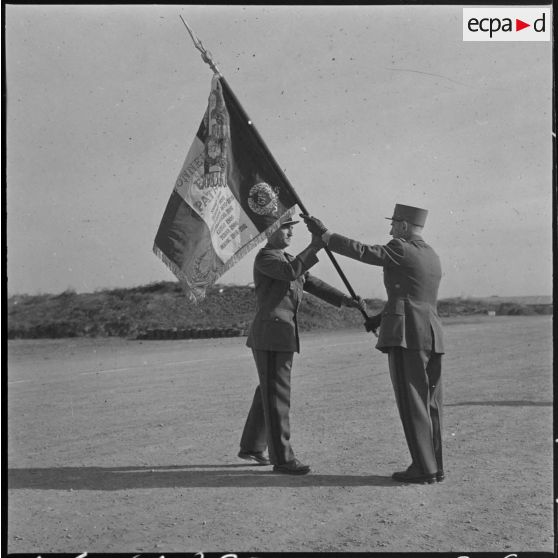 Garde du drapeau du 67e régiment d'infanterie de marine (RIMa) au CITO. Le général Paruit remet le drapeau au lieutenant-colonel Grihet commandant le CITO.