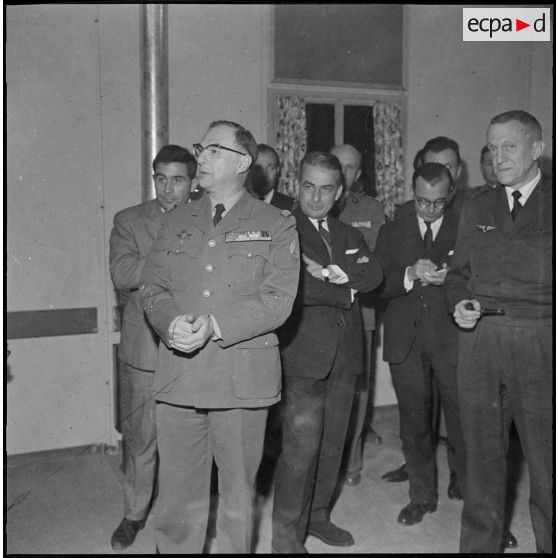 La Reghaïa. Le général Ailleret à la réception des journalistes.