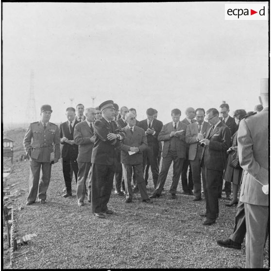 La Reghaïa. Les journalistes écoutent les autorités militaires et regardent la vue.