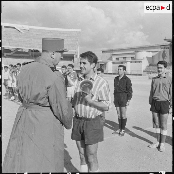 Finale de la coupe de football du CAA (corps d'armée d'Alger). Une autorité militaire remet la coupe.