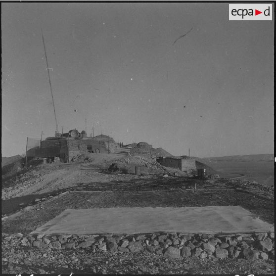 Frontière algéro-marocaine. Le poste maréchal Leclerc et aire d'atterissage pour hélicoptère.