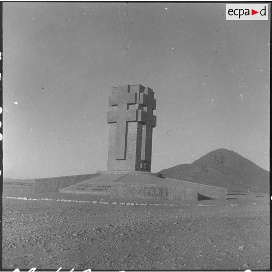 Frontière algéro-marocaine. Monument commémoratif élevé en l'honneur du maréchal Leclerc.