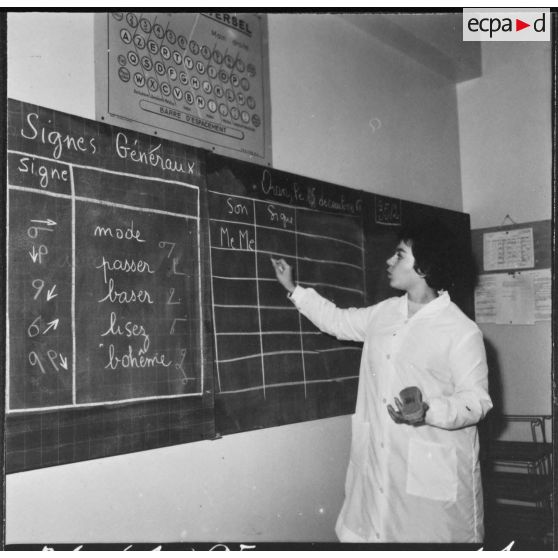 Oran. Centre féminin de formation professionnelle pour adulte. Une classe de sténo-dactylo.
