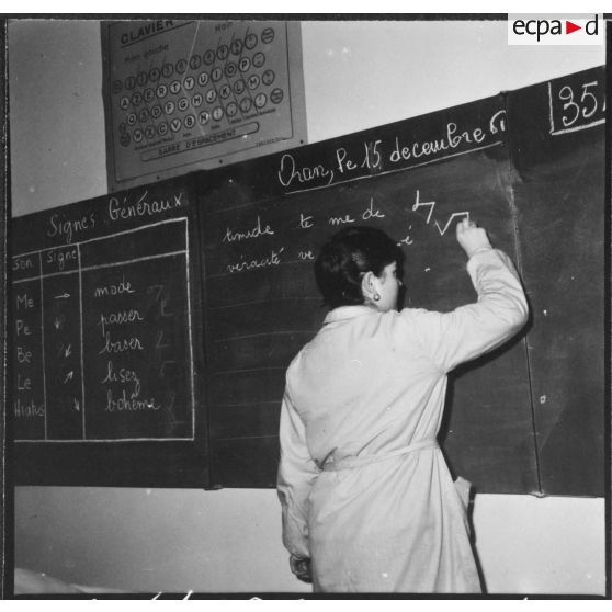 Oran. Centre féminin de formation professionnelle pour adulte. Une élève au tableau.