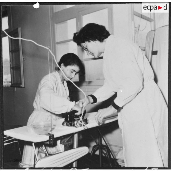 Oran. Centre féminin de formation professionnelle pour adulte. Cours dans la salle de repassage.