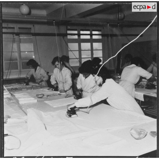 Oran. Centre féminin de formation professionnelle pour adulte. Cours dans la salle de repassage.