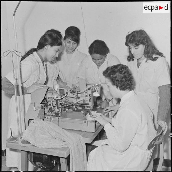 Oran. Centre féminin de formation professionnelle pour adulte. Cours de confection. Fabrication d'une boutonnière.