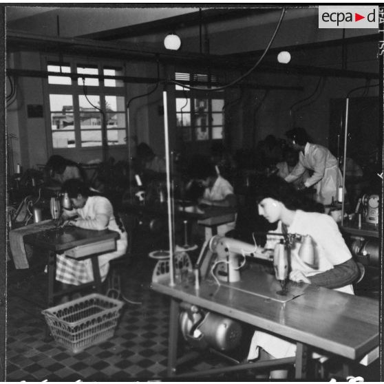 Oran. Centre féminin de formation professionnelle pour adulte. Cours de confection dans l'atelier.