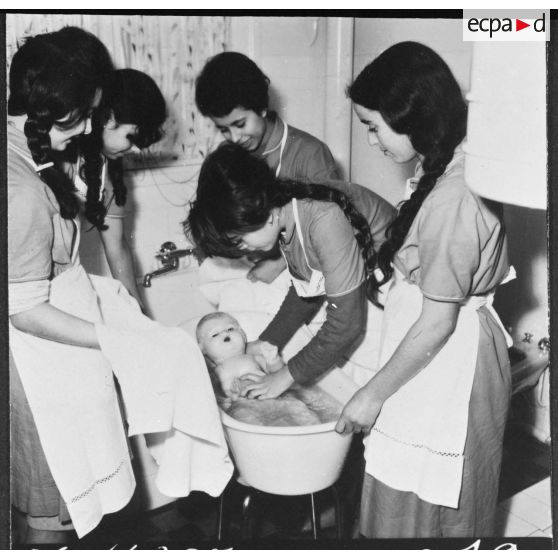 Oran. Centre féminin de formation professionnelle pour adulte. Notion sur la puériculture.