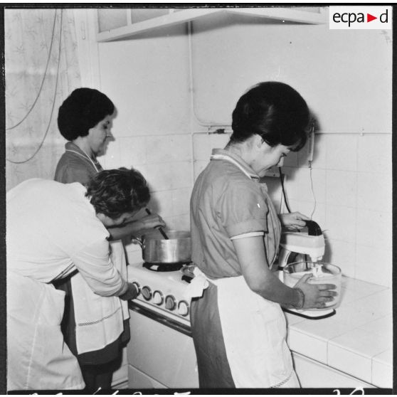 Oran. Centre féminin de formation professionnelle pour adulte. Les cours de cuisine servent de repas aux élèves.