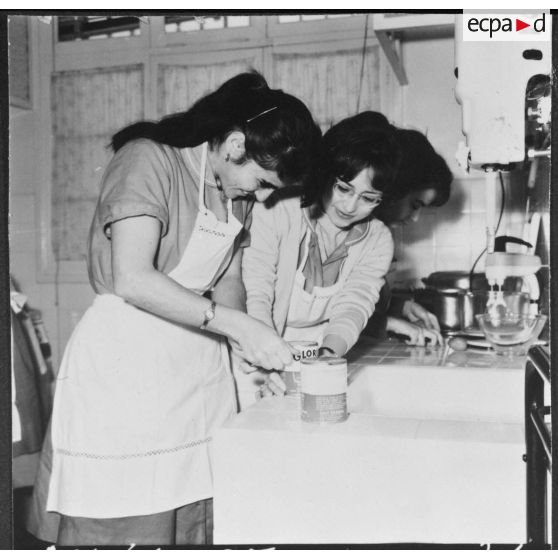 Oran. Centre féminin de formation professionnelle pour adulte. Les cours de cuisine servent de repas aux élèves.