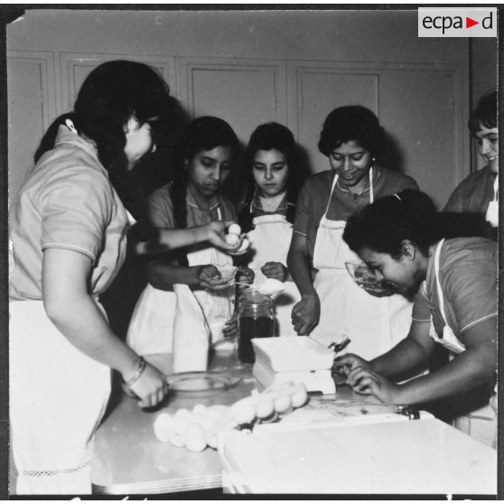 Oran. Centre féminin de formation professionnelle pour adulte. Les cours de cuisine servent de repas aux élèves.