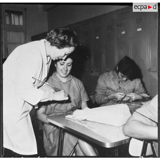 Oran. Centre féminin de formation professionnelle pour adulte. Cours de tricotage.