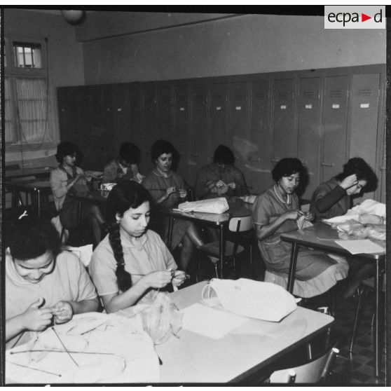 Oran. Centre féminin de formation professionnelle pour adulte. Cours de tricotage.