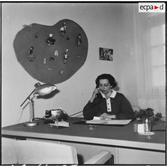 Oran. Centre féminin de formation professionnelle pour adulte. La directrice, madame Herbin.
