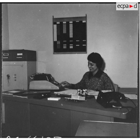 Oran. Centre féminin de formation professionnelle pour adulte. L'adjointe de la directrice, chef comptable.