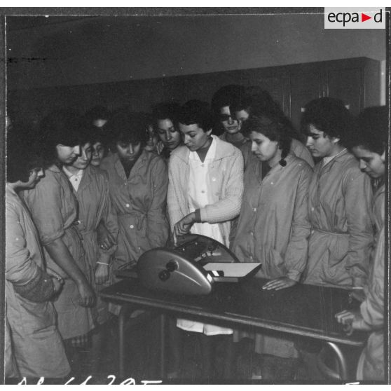 Oran. Centre féminin de formation professionnelle pour adulte. Cours sur les duplicateurs.
