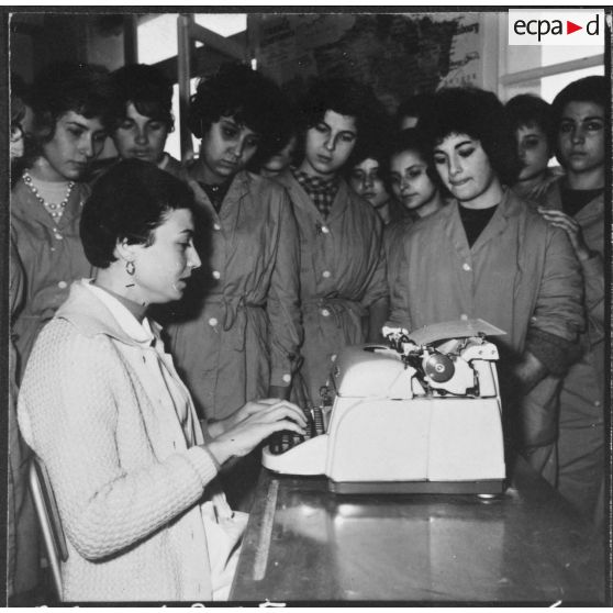 Oran. Centre féminin de formation professionnelle pour adulte. Cours sur une machine à écrire électrique Olivetti.