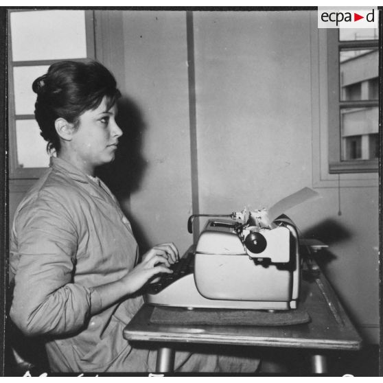 Oran. Centre féminin de formation professionnelle pour adulte. Cours sur une machine à écrire sans regarder le clavier.