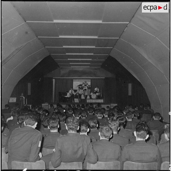 Hussein Dey. Base aérienne 148 (BA 148). Réveillon du nouvel an. Des musiciens.