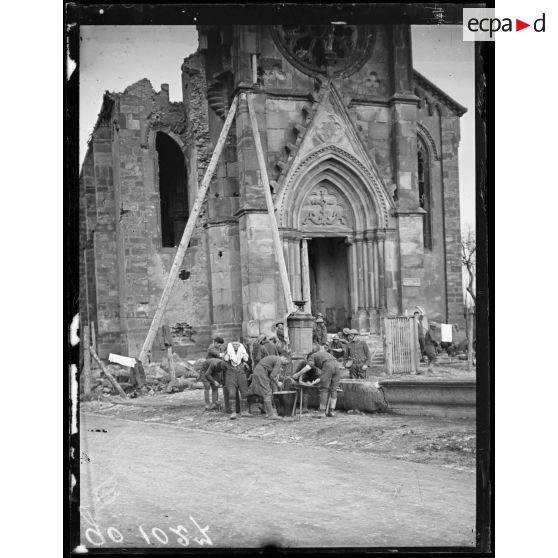 Magnière, soldats américains faisant leur toilette devant l'église. [légende d'origine]