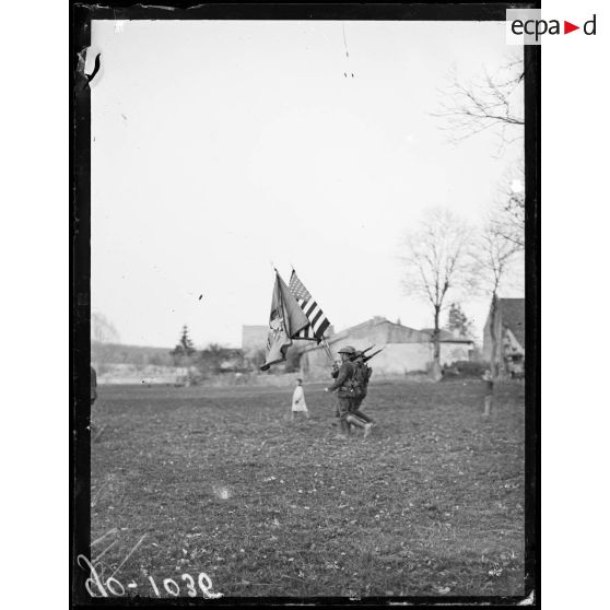 Haillainville, prise d'armes des troupes américaines. Les drapeaux. [légende d'origine]