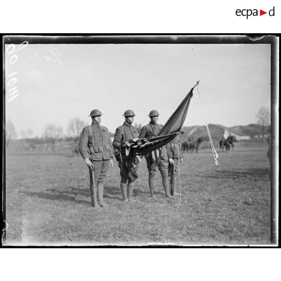 Haillinville, les drapeaux du 166e Régiment d'Infanterie. [légende d'origine]