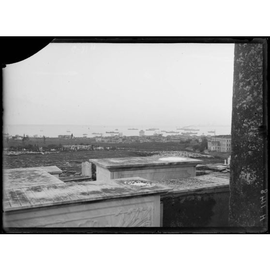 Salonique. La rade au soleil couchant, vue prise des cimetières israélites. [légende d'origine]