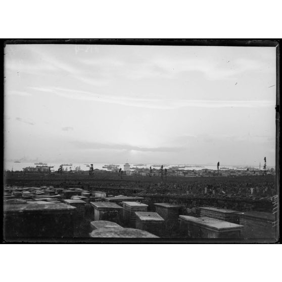 Salonique. Soleil couchant sur la rade et l'Olympe. [légende d'origine]