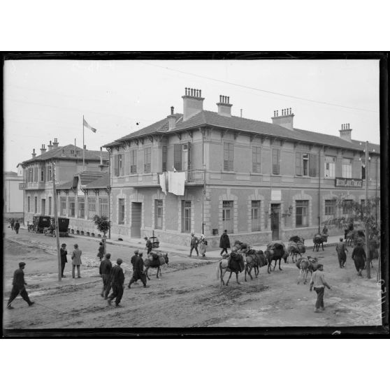Salonique. Le lycée français (q[uartier] g[énéral] de l'armée d'orient).  [légende d'origine]