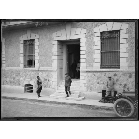 Salonique. Le général Sarrail sortant du q[uartier] g[énéral]. [légende d'origine]