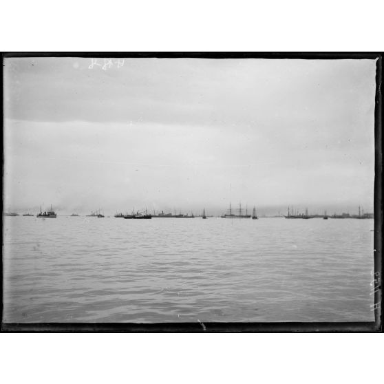 Salonique. Soleil levant sur la rade. [légende d'origine]