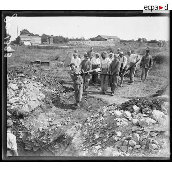 Nancy, transport d'un tube de 75mm. [légende d'origine]