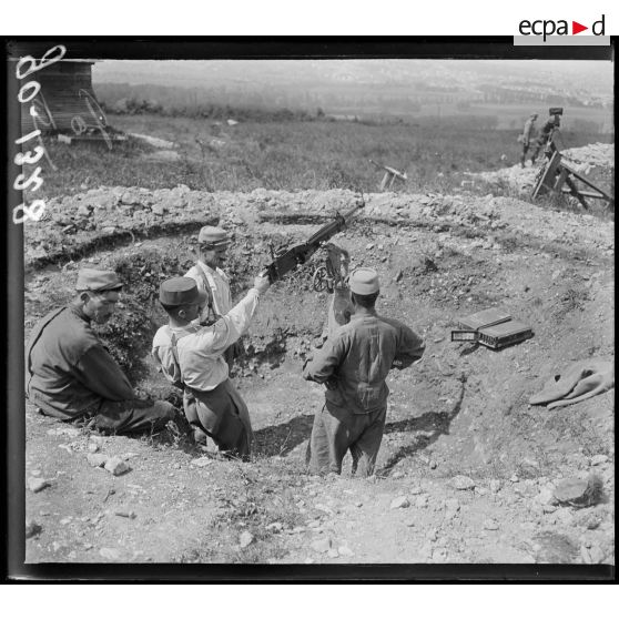 Nancy, exercice de mitrailleuse contre avion. [légende d'origine]
