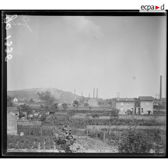 Dieulouard, éclatement d'obus allemands près des usines. [légende d'origine]
