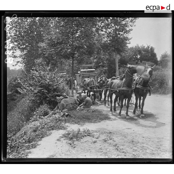 Dieulouard, artilleurs déjeunant au bord de la route. [légende d'origine]
