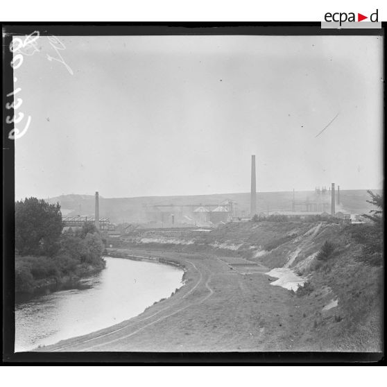 Dombasle, les usines Solway sous les bombardements. [légende d'origine]