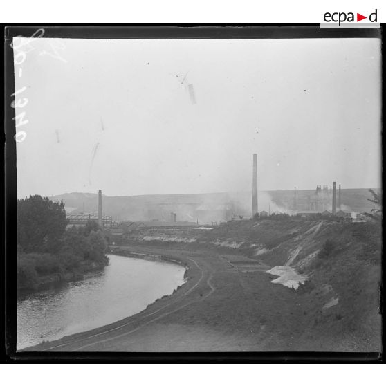 Dombasle, éclatement d'un obus de 210 allemand sur l'usine. [légende d'origine]