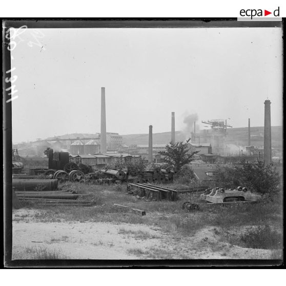 Dombasle, éclatement d'un obus de 210 allemand près de l'usine [légende d'origine]