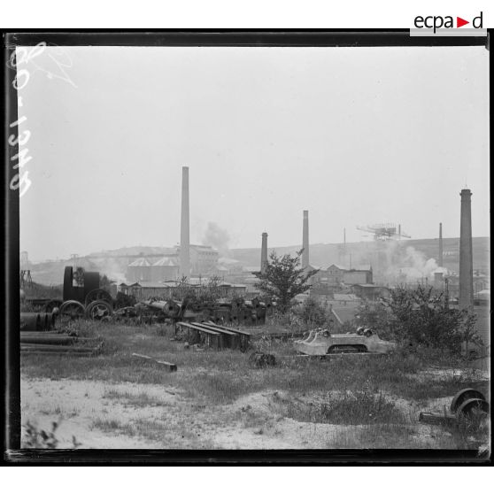 Dombasle, éclatement d'un obus de 210 allemand vers l'usine. [légende d'origine]