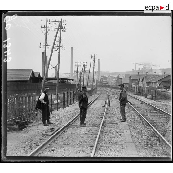Dombasle, vérification du système d'aiguillage après un bombardement. [légende d'origine]
